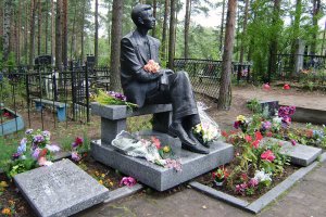 Памятник на могиле М.Зощенко на Сестрорецком кладбище