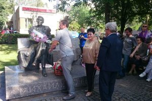 Возложение цветов к памятнику М. Зощенко