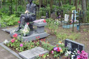 Памятник на могиле М.Зощенко на Сестрорецком кладбище