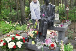 Возложение цветов на кладбищев Сестрорецке