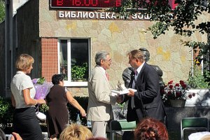 Глава МО города СестрорецкаА. Вишневский вручает памятный сувенир