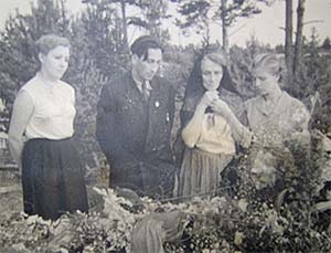 М.Зощенко на могиле писателя